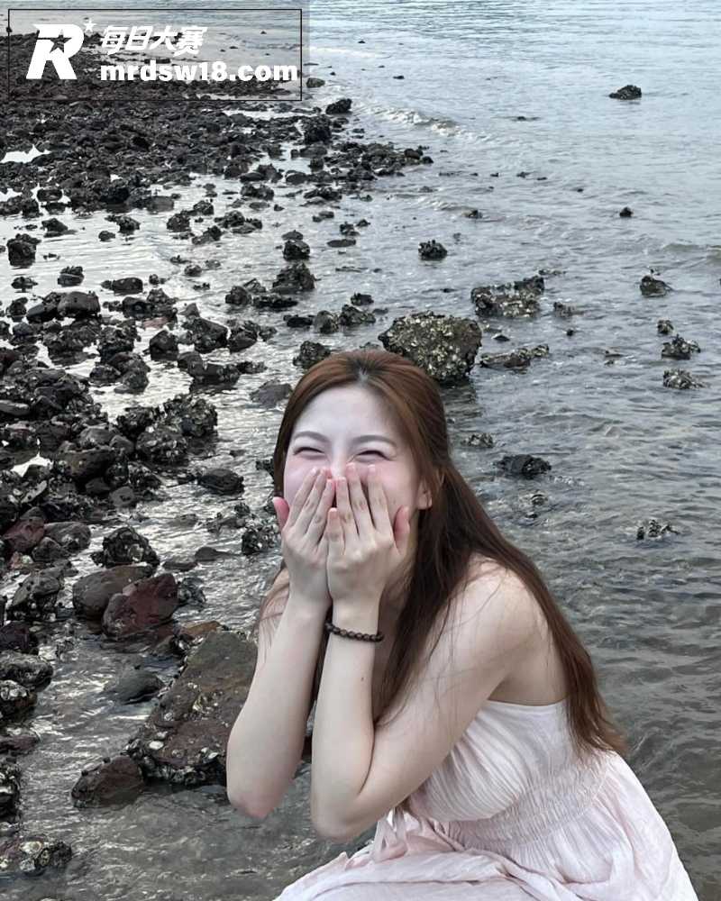极品高颜值气质女白领相关图片3